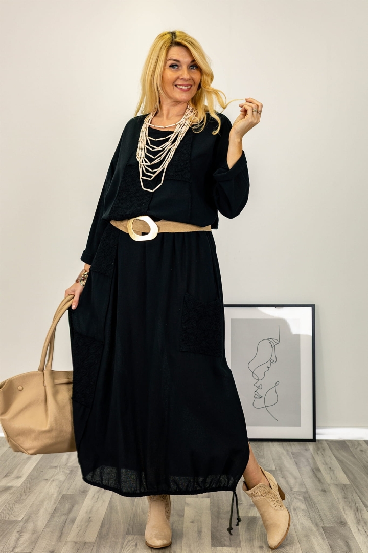 Spódnica Benevello czarna maxi z gumką w pasie jedną kieszenią ażurowymi wstawkami rozcięciem i dołem z możliwością ściągnięcia Antaresa.