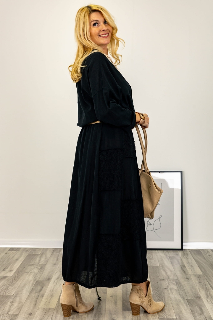 Długa spódnica Benevello czarna bawełniana z elastycznym pasem ażurowymi wstawkami jedną kieszenią i rozcięciem Antaresa.