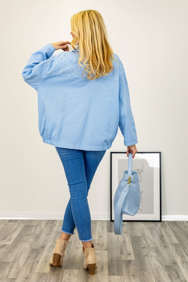 Kurtka błękitna Tesero zapinana na guziki z klasycznym kołnierzykiem i aplikacjami