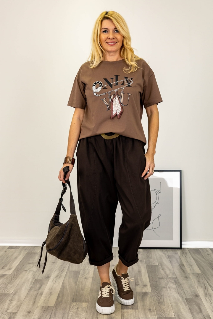 Bergolo bluzka brązowa z dekoracyjną zawieszką z perełkami prosty krój krótki rękaw okrągły dekolt Antaresa.