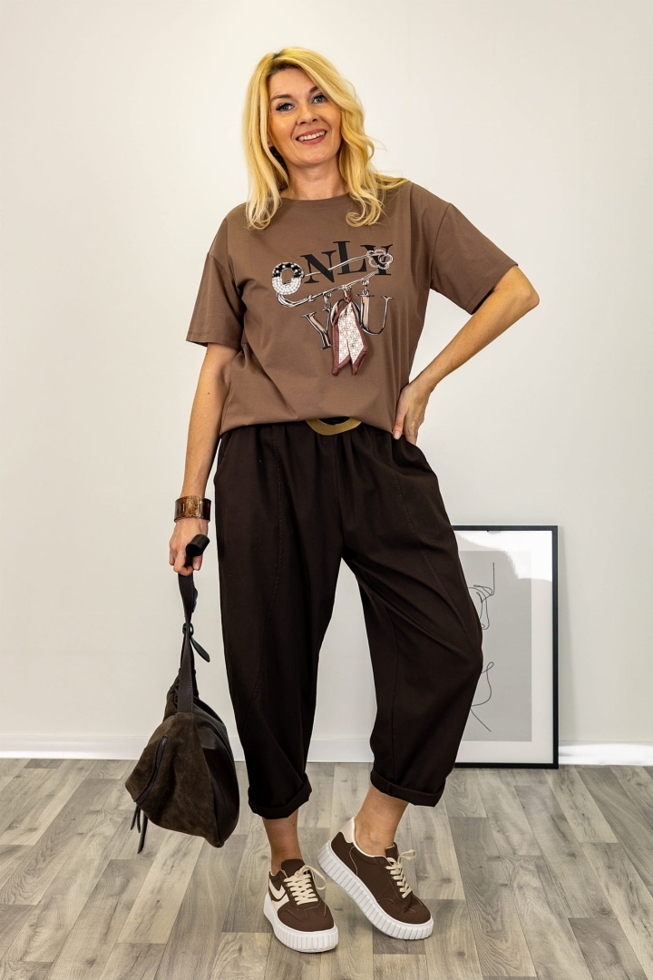 Bluzka Bergolo brązowa z dekoracyjną zawieszką z perełkami prosty fason krótki rękaw okrągły dekolt Antaresa.