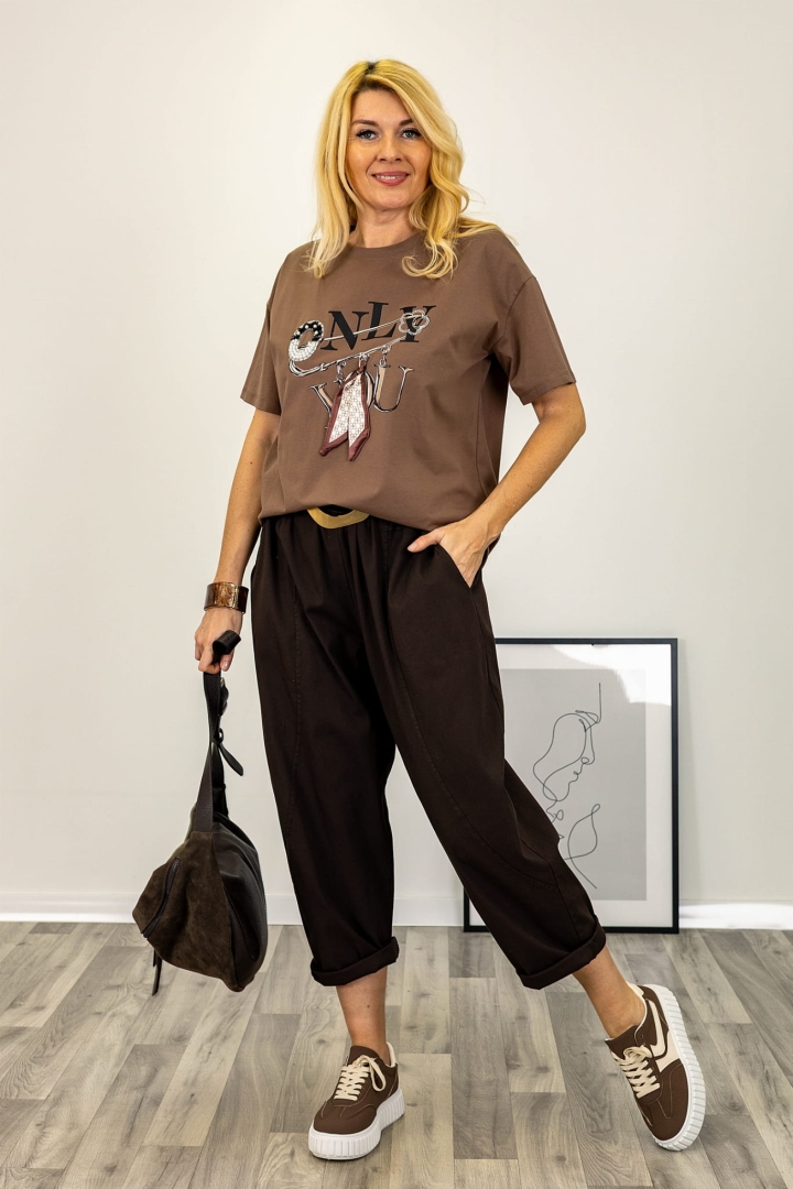 Elegancka bluzka Bergolo brązowa z biżuteryjną zawieszką prosty fason krótki rękaw Antaresa.