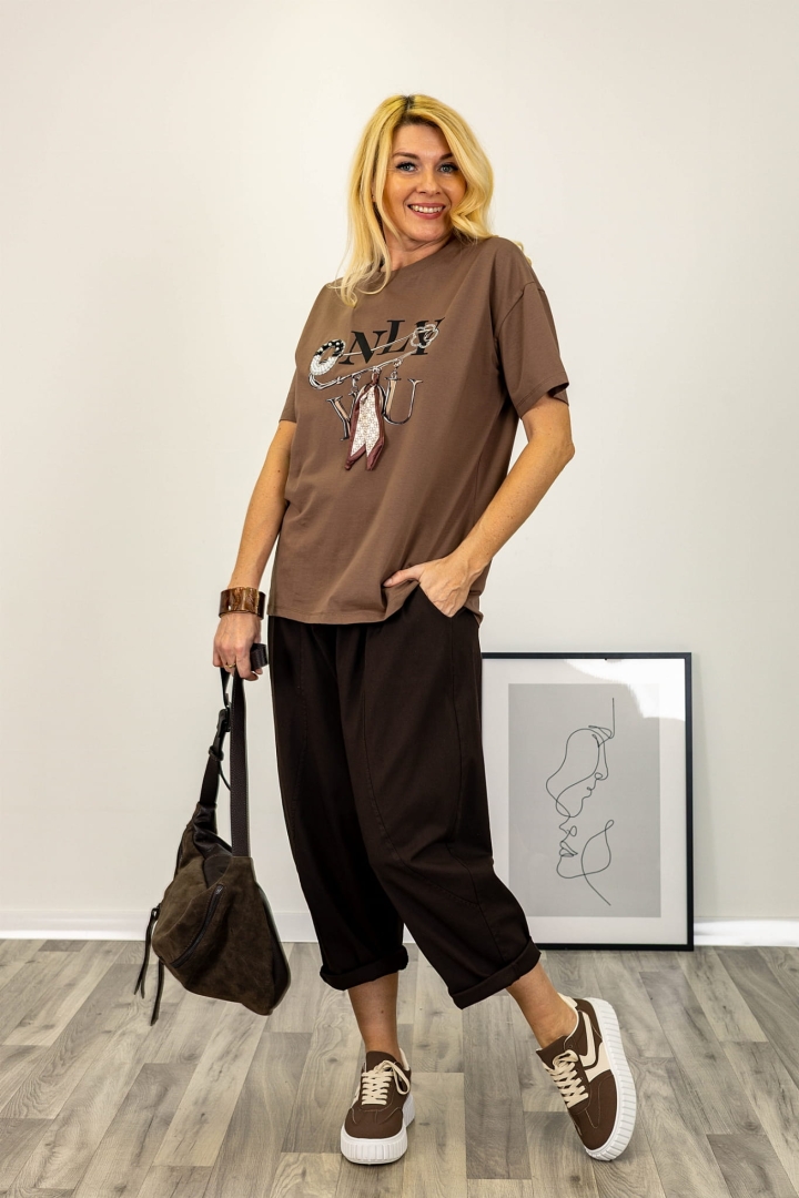 Brązowa bluzka Bergolo o prostym kroju z okrągłym dekoltem krótkim rękawem i biżuteryjną zawieszką Antaresa.