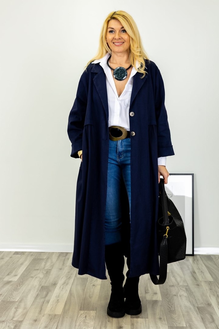 Oversize płaszcz Trifarialto granatowy, długi, z kołnierzem, zapinany na dwa guziki, z zakładkami i kieszeniami bocznymi, marki Antaresa.