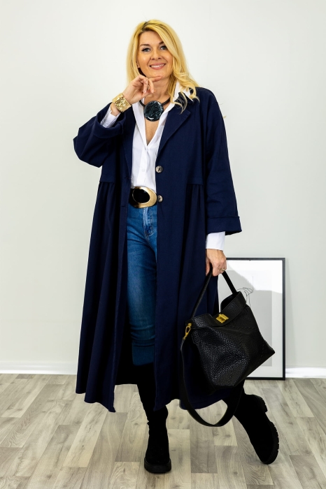 Płaszcz Trifarialto granatowy, długi, oversize, z kołnierzem, zapinany na dwa guziki, z zakładkami i kieszeniami bocznymi, marki Antaresa.