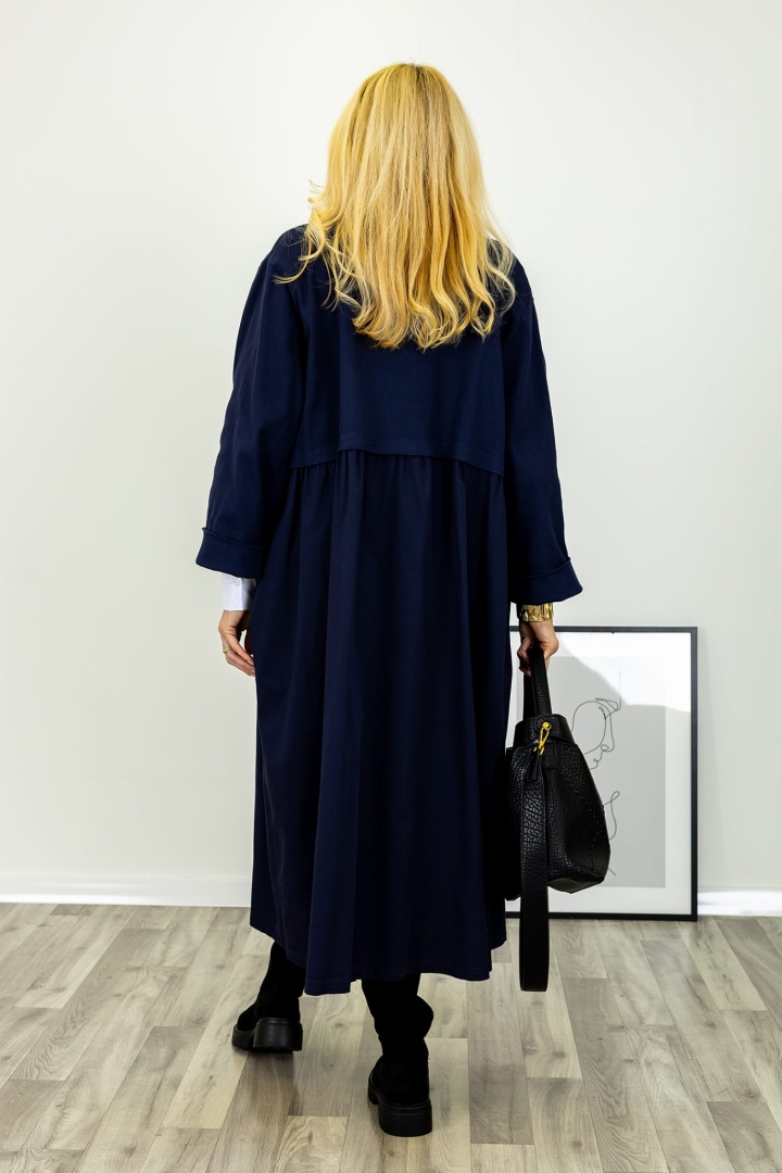 Długi płaszcz Trifarialto granatowy, w fasonie oversize, z kołnierzem, zapinany na dwa guziki, z zakładkami oraz kieszeniami bocznymi, Antaresa.