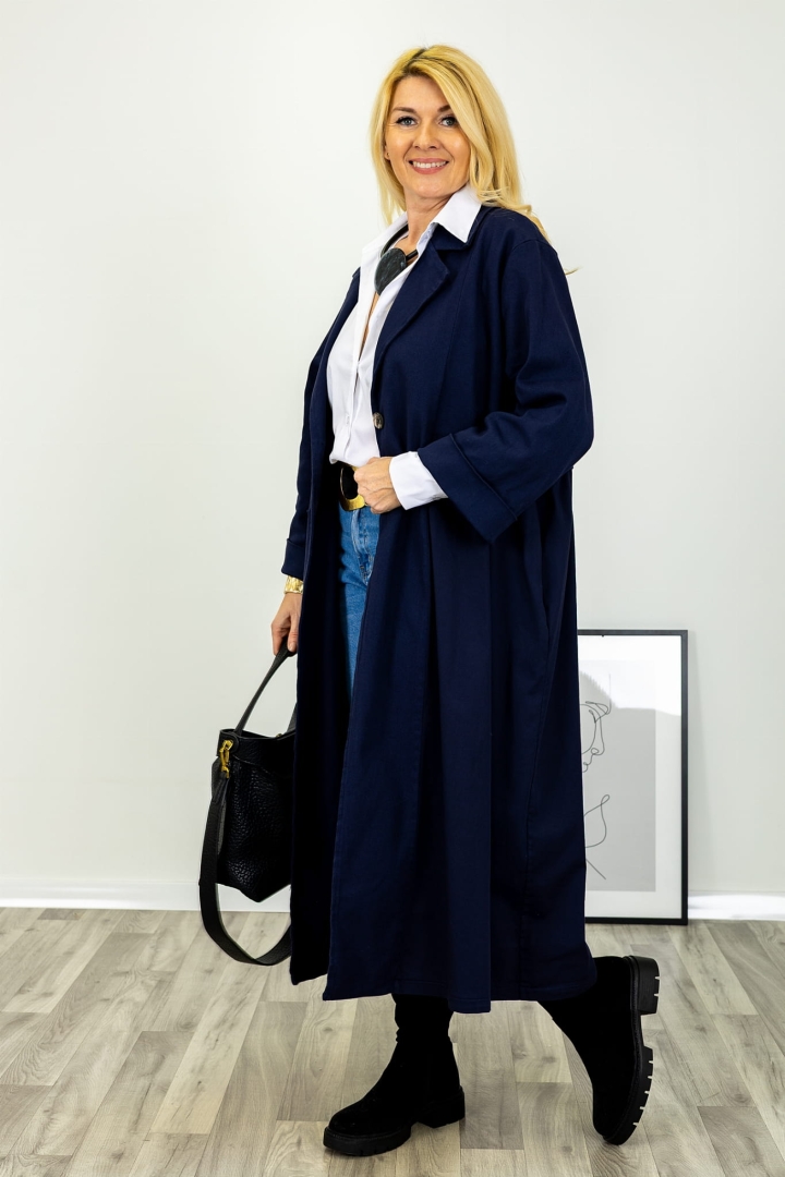 Trifarialto płaszcz granatowy, długi, oversize, z kołnierzem, zapinany na dwa guziki, z zakładkami oraz kieszeniami bocznymi, marki Antaresa.