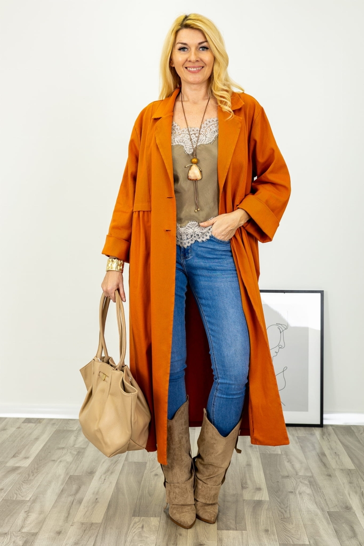 Oversize płaszcz Trifarialto rudy, długi, z kołnierzem, zapinany na dwa guziki, z zakładkami i kieszeniami bocznymi, marki Antaresa.