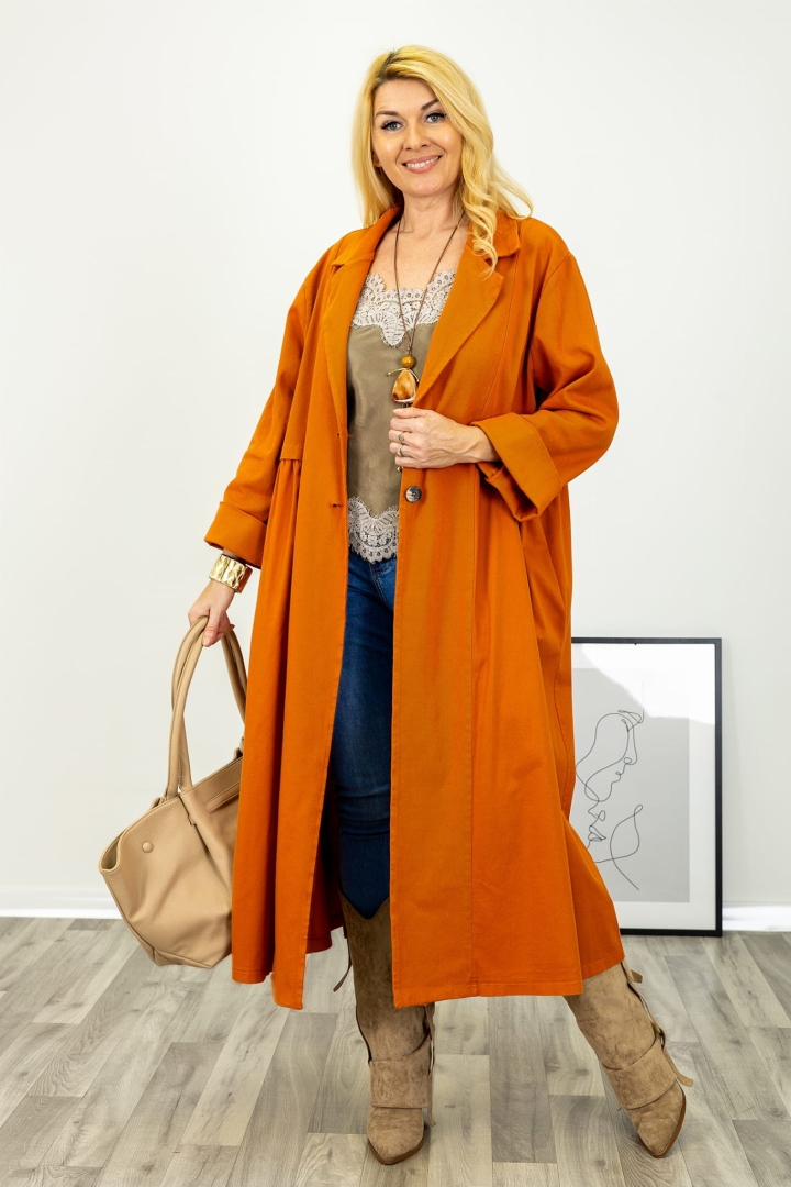 Płaszcz damski Trifarialto rudy, długi, oversize, z kołnierzem, zapinany na dwa guziki, z zakładkami i kieszeniami bocznymi, Antaresa.