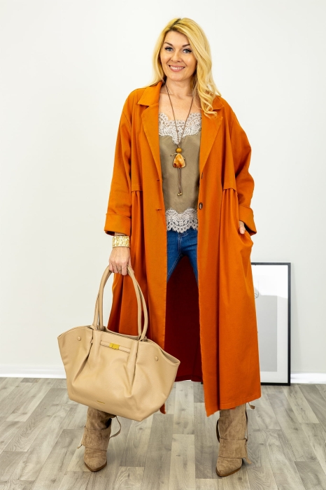 Płaszcz Trifarialto rudy, długi, oversize, z kołnierzem, zapinany na dwa guziki, z zakładkami i kieszeniami bocznymi, marki Antaresa.