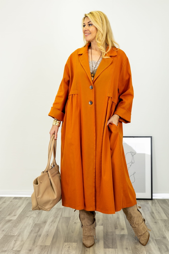 Długi płaszcz Trifarialto rudy, w fasonie oversize, z kołnierzem, zapinany na dwa guziki, z zakładkami oraz kieszeniami bocznymi, Antaresa.