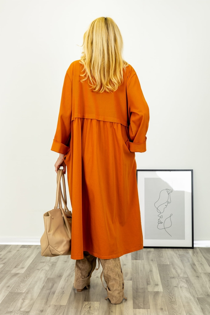 Trifarialto płaszcz rudy, długi, oversize, z kołnierzem, zapinany na dwa guziki, z zakładkami oraz kieszeniami bocznymi, marki Antaresa.