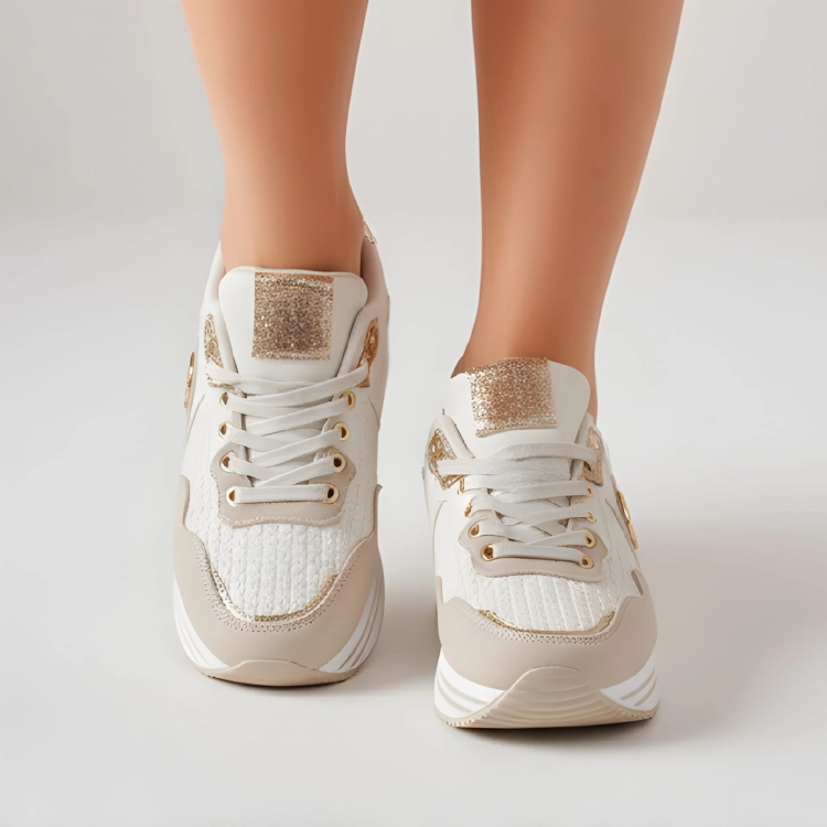 Sneakersy Frassinetto w kolorze beżowo-złotym z ozdobnym okuciem i stabilną podeszwą