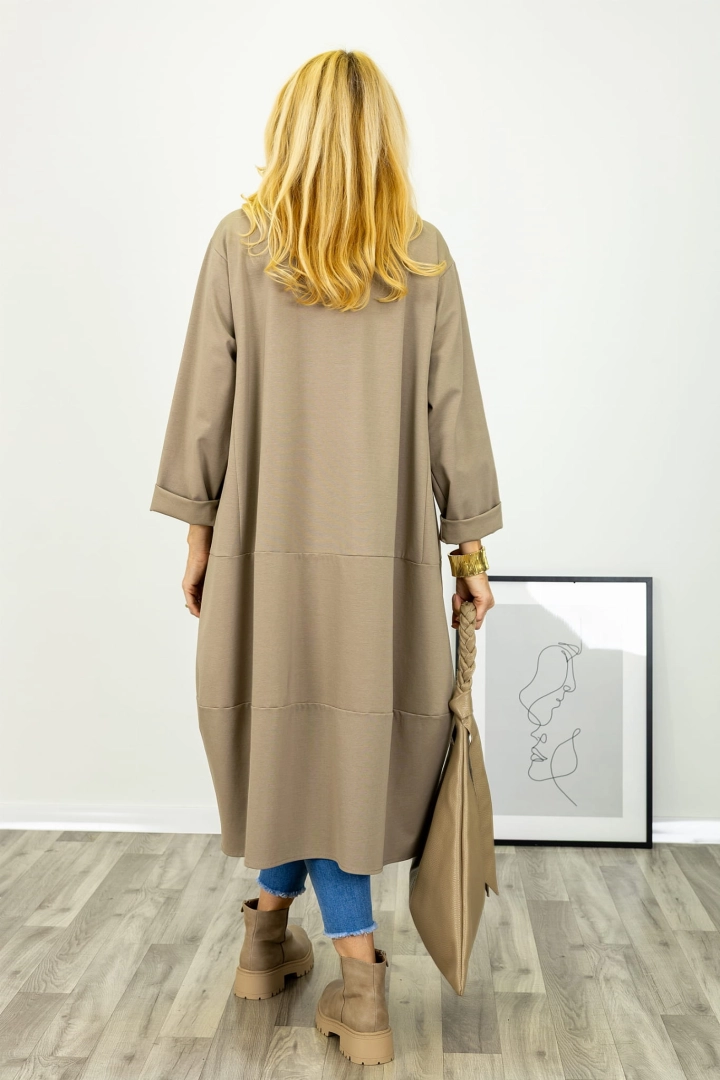 Płaszcz Verceia w kolorze fango z przeszyciami z tyłu i długim rękawem