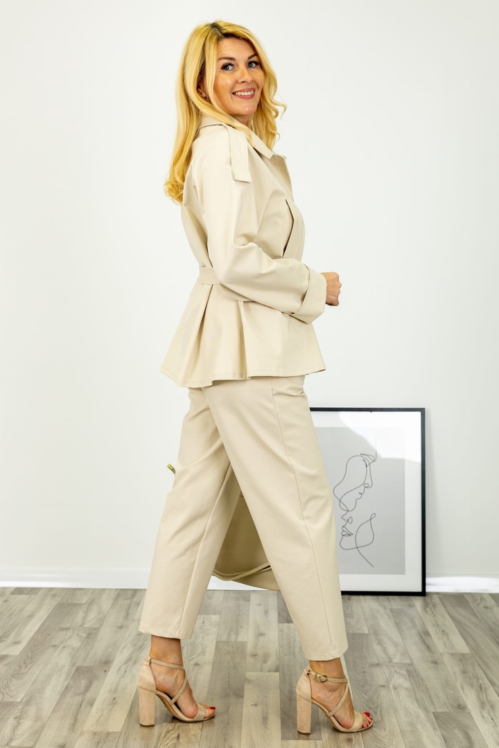 Krótki żakiet Bassignana beżowy jasny z kieszeniami i kołnierzem