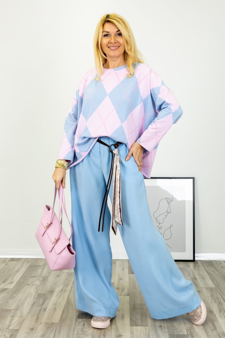 Bluzka z długim rękawem w romby z motywem serduszek i obniżoną linią ramion Ripacandida błękitna z pudrowym różem