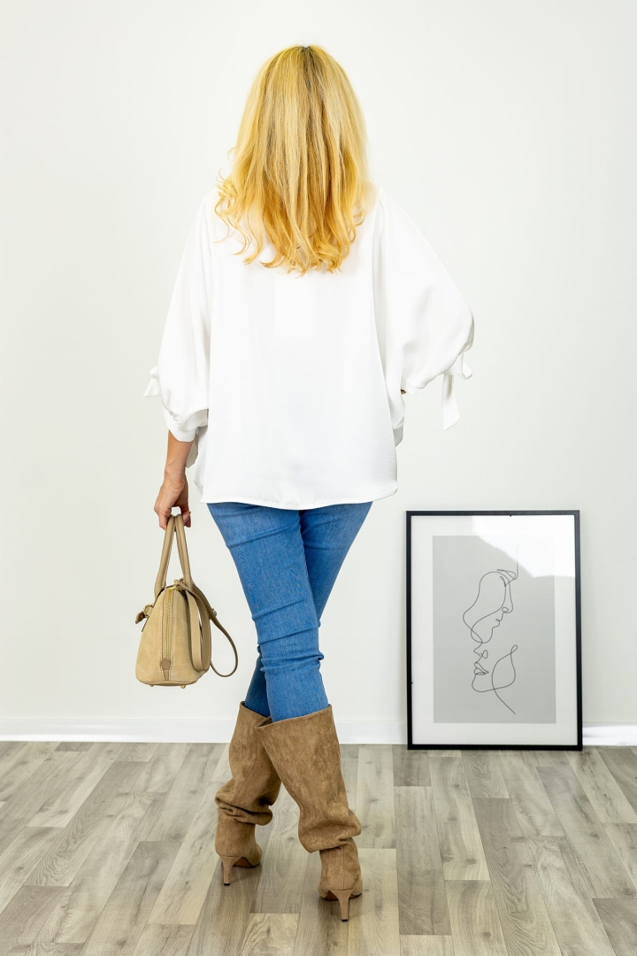 Bluzka Ollomont biała z wiązanymi rękawami kimono i okrągłym dekoltem