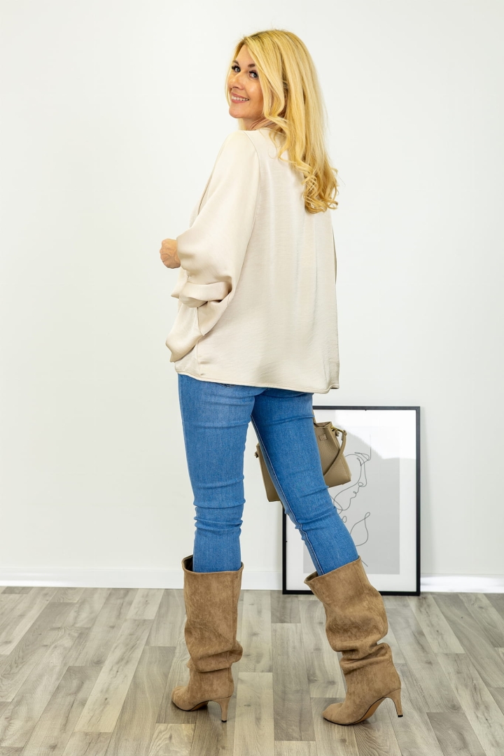 Satynowa bluzka jasny beż Ollomont z rękawami kimono i luźnym krojem