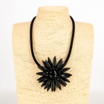 Naszyjnik z dużym dekoracyjnym kwiatem o wielowarstwowej formie Manocalzati czarny