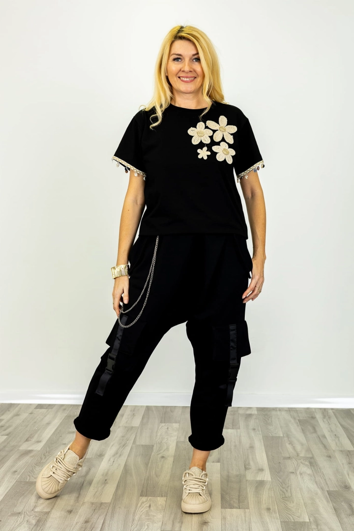 Czarne spodnie baggy streetwear z luźnym krojem i detalami militarnymi.