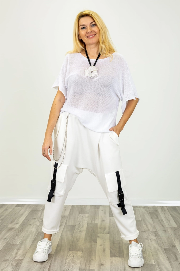 Biała bluzka oversize casual z dzianiny bawełnianej.