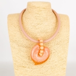 Naszyjnik z wisiorkiem w kształcie serca Morleschio koralikowa zawieszka na elastycznej gumie regulowany pudrowy róż