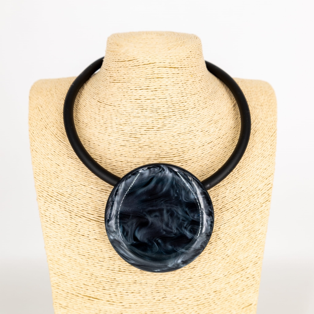 Naszyjnik wisiorek Zangolo z połyskującym marmurkowym kamieniem w kształcie koła na elastycznej gumie czarny