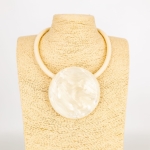 Naszyjnik wisiorek Zangolo z połyskującym marmurkowym kamieniem w kształcie koła na elastycznej gumie ecru