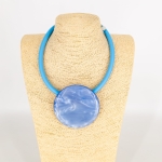 Naszyjnik wisiorek Zangolo z połyskującym marmurkowym kamieniem w kształcie koła na elastycznej gumie błękitny