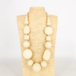 Naszyjnik drewniane okrągłe korale Casacce przeplatane fasetowanymi kamykami na rzemyku regulowane ecru