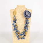 Naszyjnik z materiałowym kwiatem  Gragnano fasetowane połyskujące koraliki i marmurkowe kamienie i złote blaszki na łańcuszku o splocie typu ankier regulowany niebieski