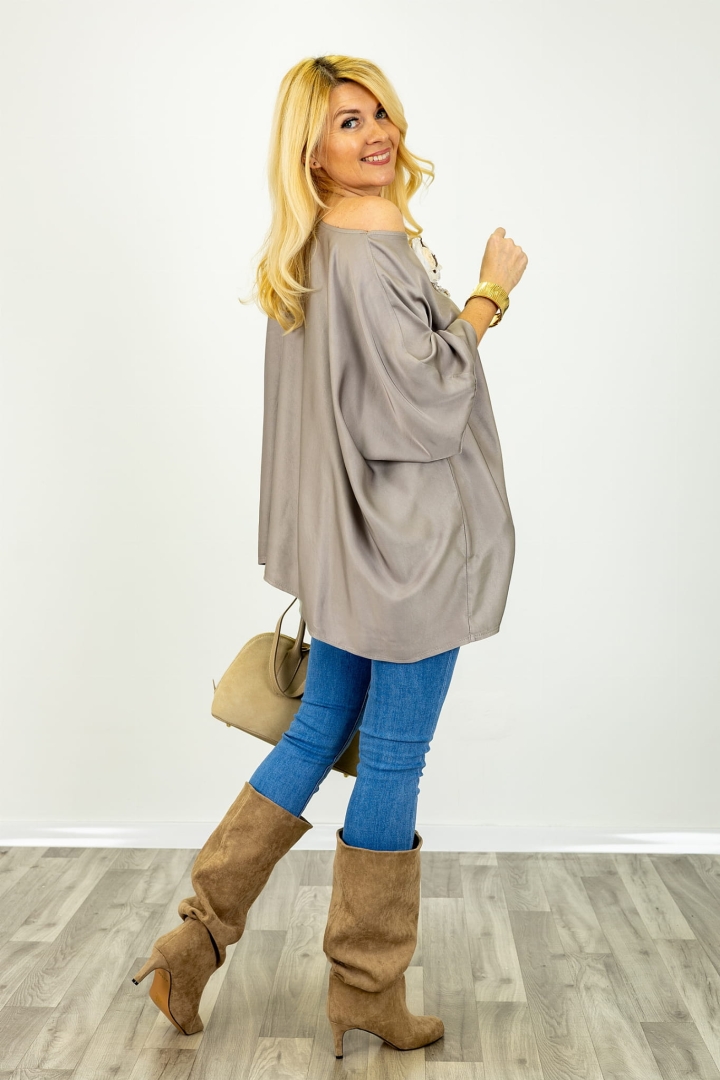 Bluzka satynowa oversize z obniżonym ramieniem i asymetrią długości plus size Bastianuova fango