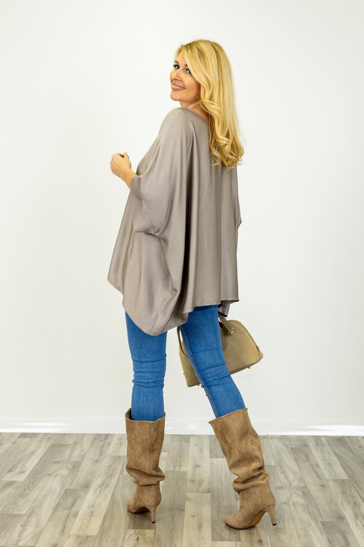 Bluzka satynowa plus size o luźnym kroju z przeszyciem na rękawie Bastianuova fango