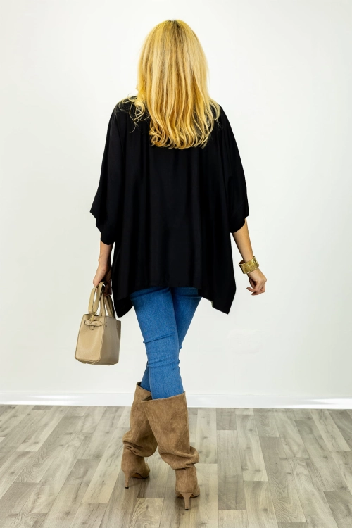 Bluzka satynowa plus size o kroju oversize z przeszyciem na rękawie Bastianuova czarna