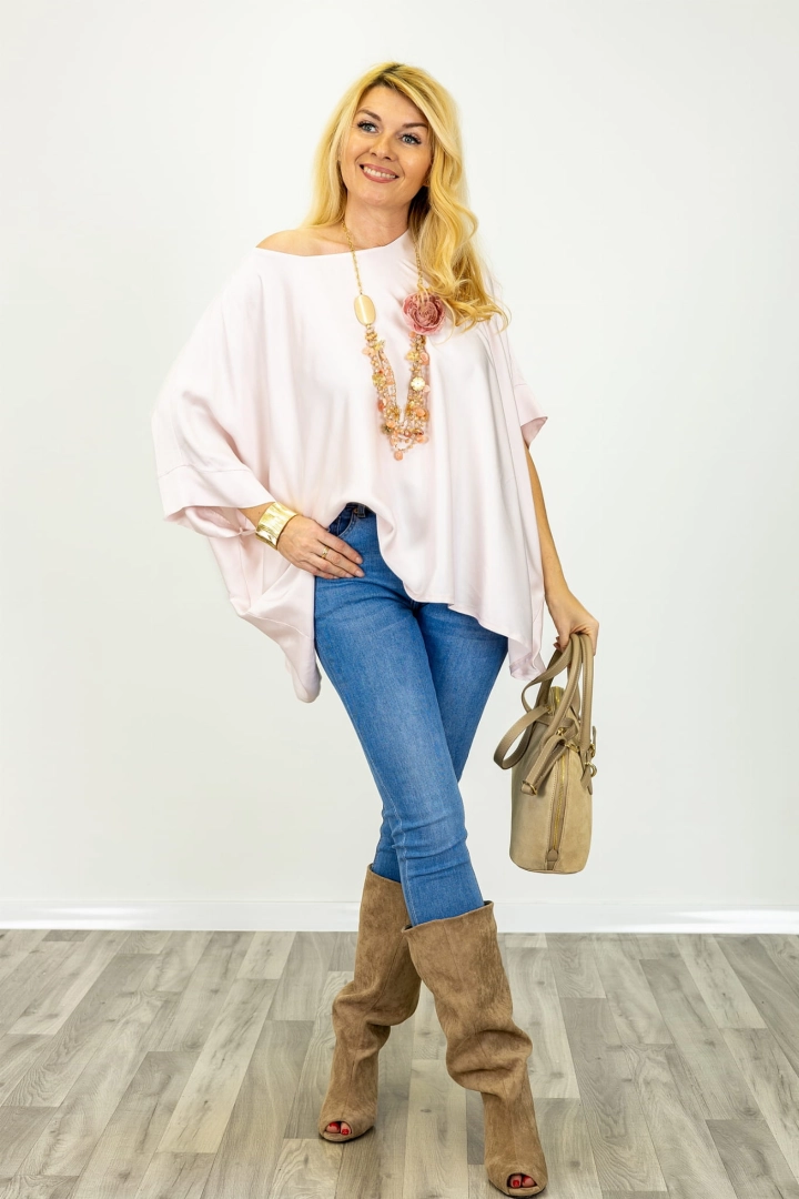 Bluzka oversize z gładkiej satynowej tkaniny i prostym dekoltem plus size Bastianuova pudrowy róż