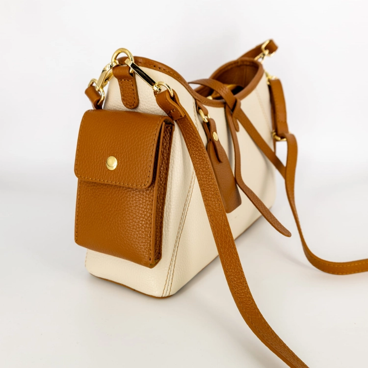 Casualowa torebka crossbody camelowo-beżowa z praktycznymi kieszonkami bocznymi.