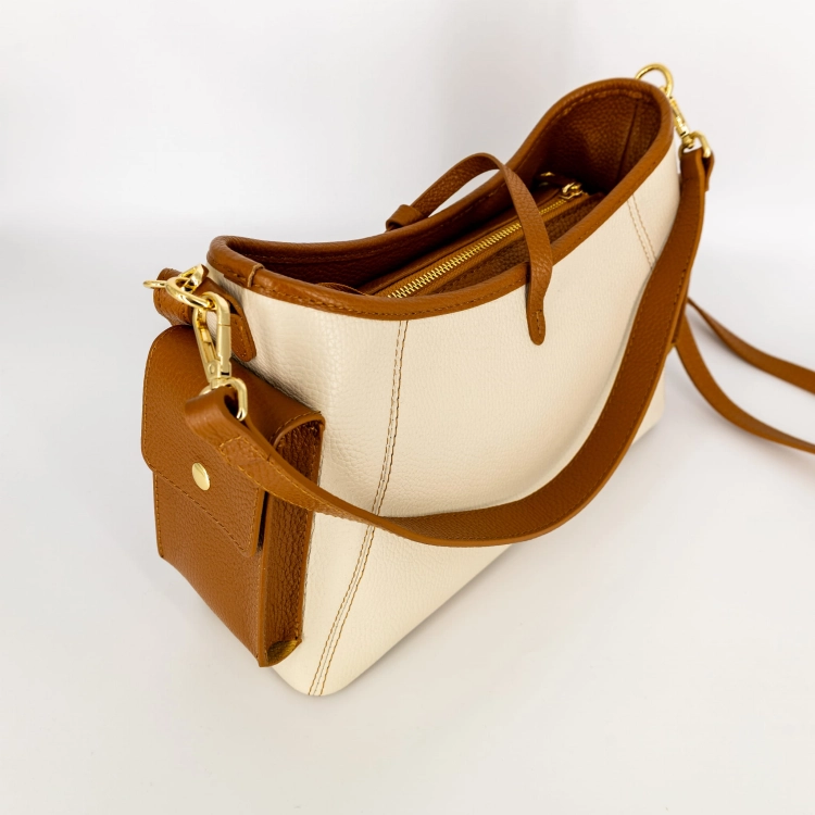 Pojemna torebka skórzana crossbody w stylu casual do pracy i codziennych stylizacji.
