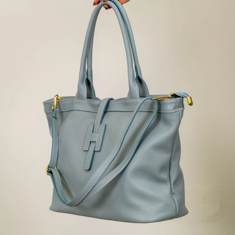 Włoska torebka crossbody błękitna ze złotymi okuciami.