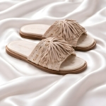 Klapki z frędzlami Canaletto z ozdobną plecionką i złotymi okuciami zamszowe na delikatnej platformie beżowe