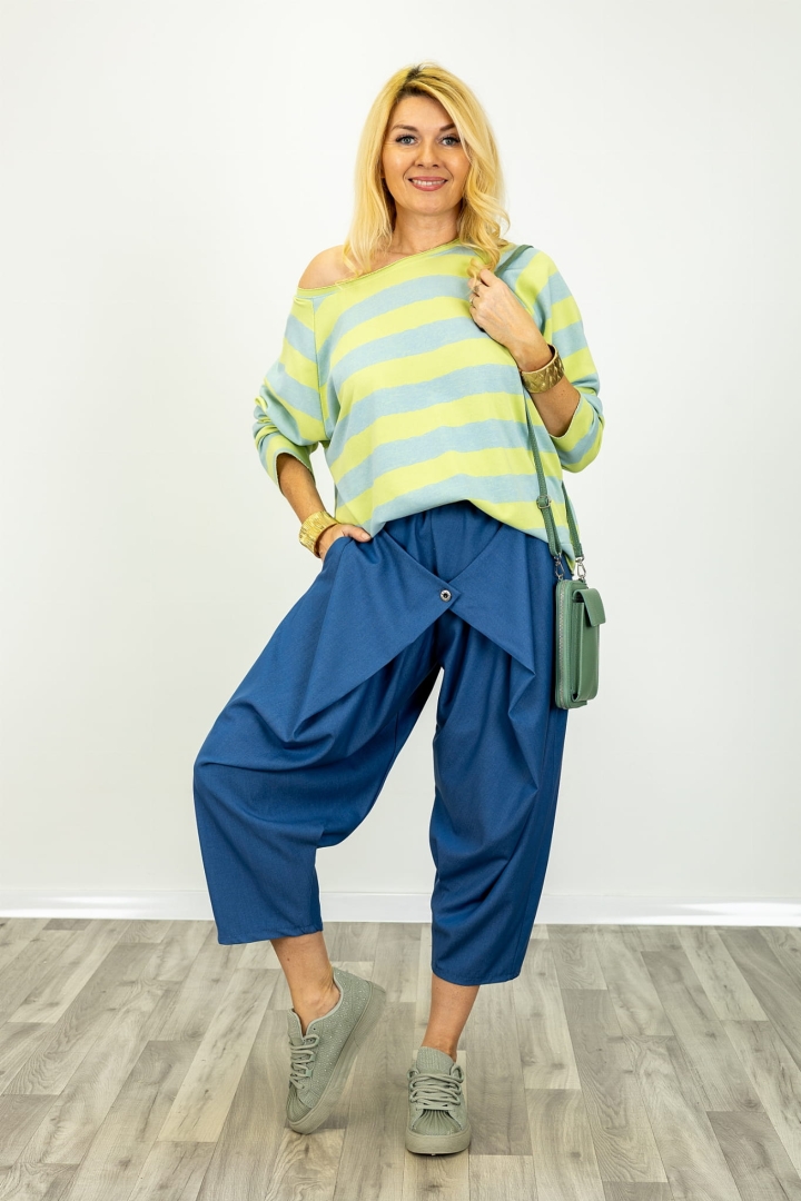 Spodnie Lanzada jeansowe denim blue na gumce z kieszeniami i kopertowym przodem zapinanym na guzik Antaresa