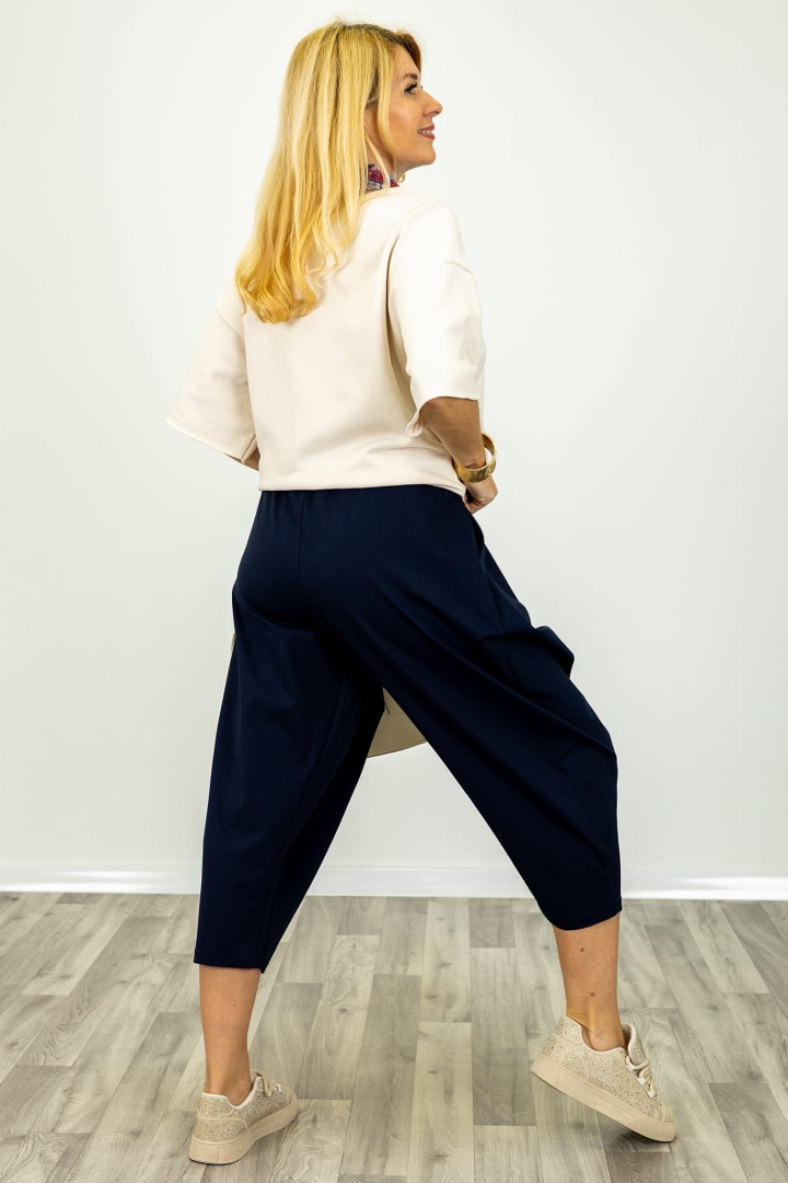 Casualowe spodnie Pratella granatowe z ozdobną kopertową zakładką na przodzie