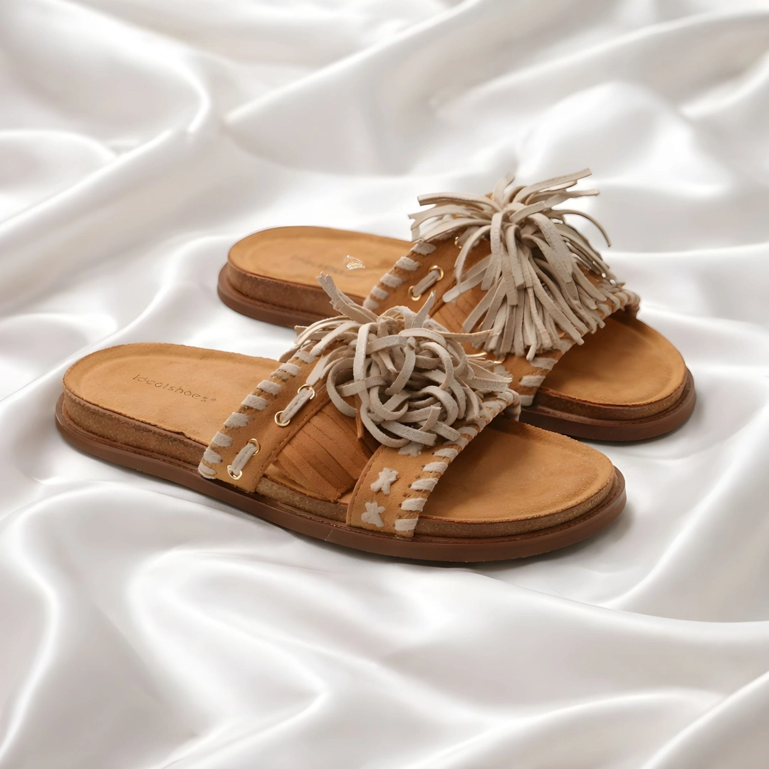 Klapki toffi z plecionką w stylu boho.