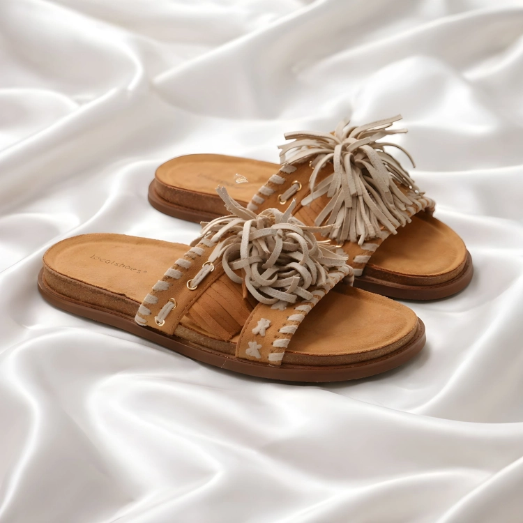 Klapki toffi z plecionką w stylu boho.