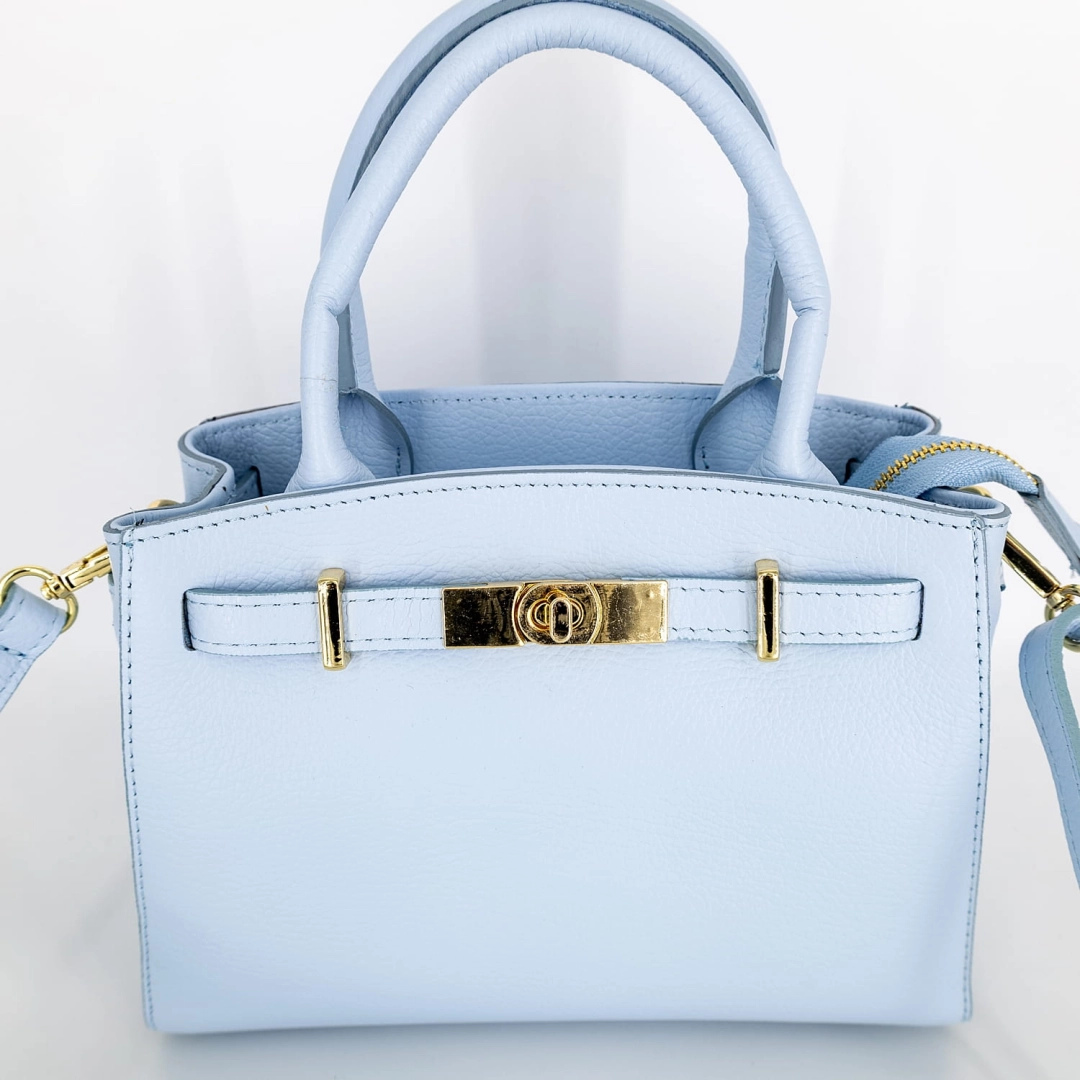 Elegancka błękitna torebka skórzana z regulowanym paskiem i klasyczną, ponadczasową linią.