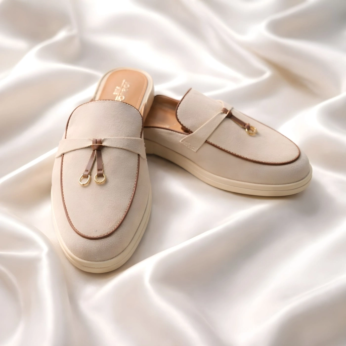 Klapki mule beżowe na płaskiej, stabilnej podeszwie.