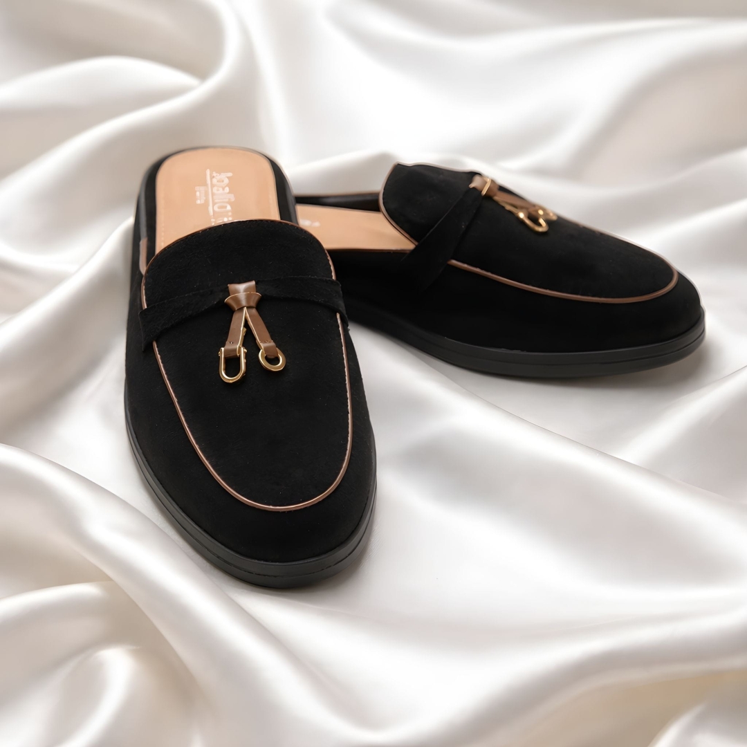 Klapki mule czarne na płaskiej, stabilnej podeszwie.