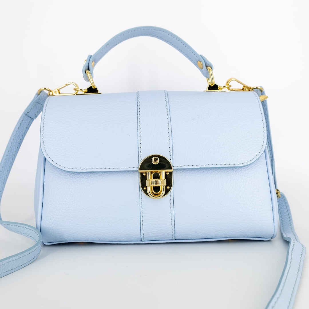 Błękitna skórzana torebka listonoszka z klapką i złotymi okuciami w stylu vintage