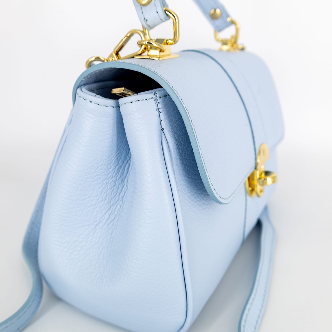 Błękitna torebka skórzana retro z regulowanym paskiem i klapką