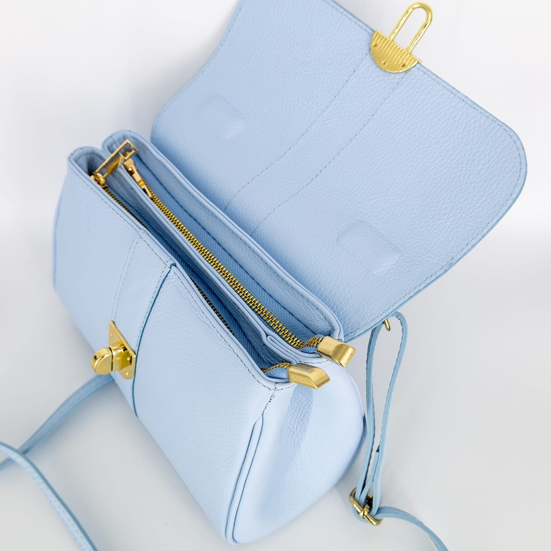 Błękitna torebka skórzana listonoszka elegancka i pojemna