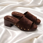 Klapki na obcasie Scortichino z ozdobnymi złotymi nitami po bokach zamszowe lekkie wygodne brązowe